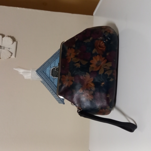 NWT Patricia Nash Leather Floral Wristlet! - Picture 2 of 3